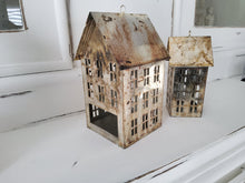 Lade das Bild in den Galerie-Viewer, Metall Weihnachtshaus Windlicht